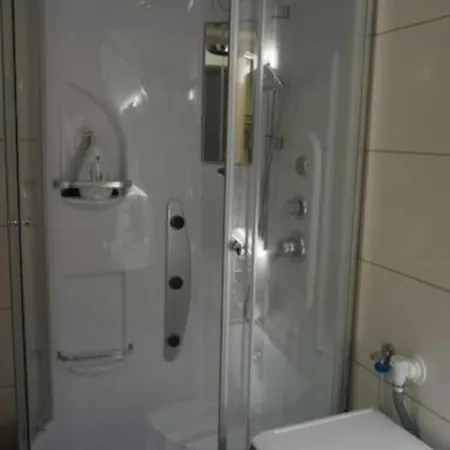 Under Your Eyes Daire *